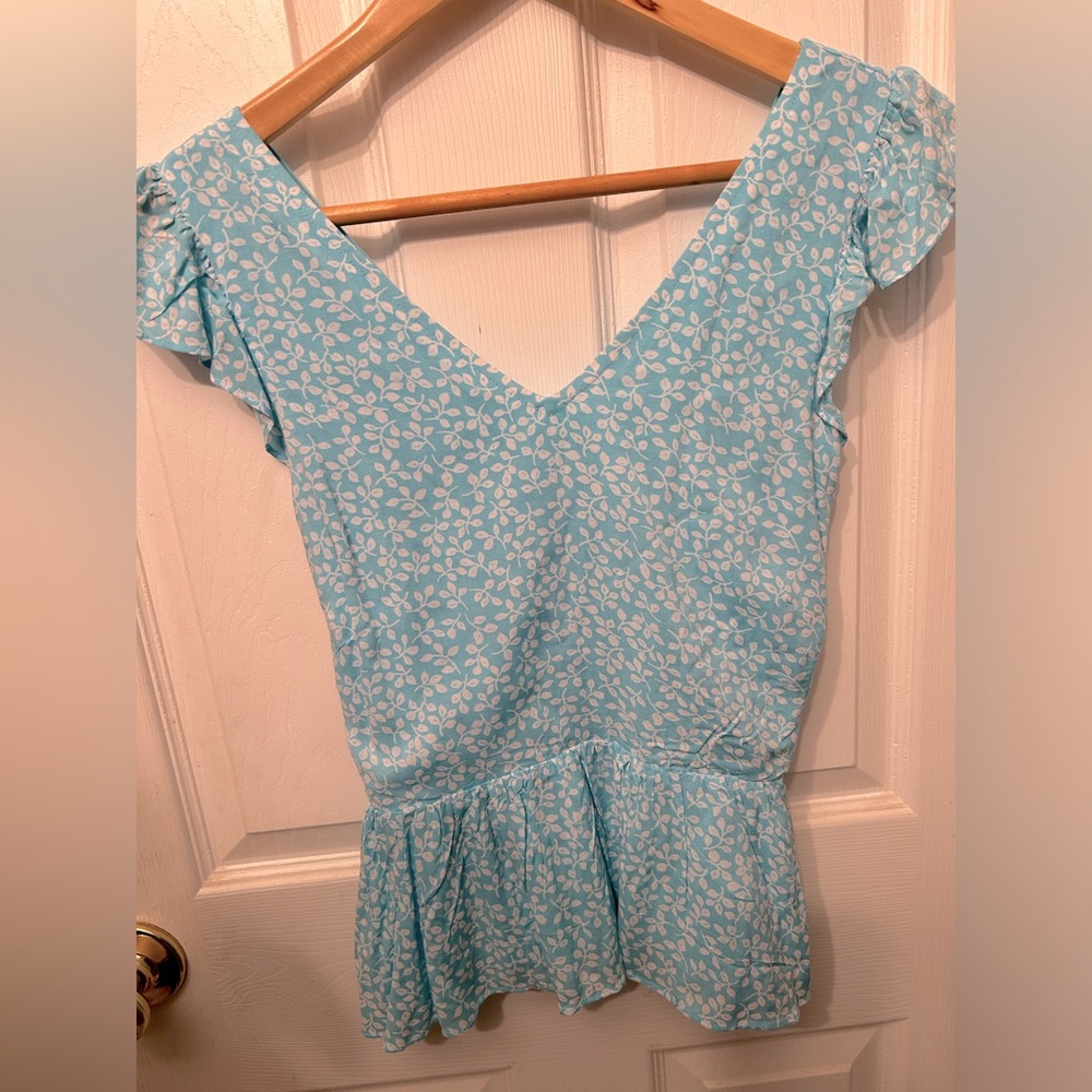 Draper James size xs blue and white short sleeve top